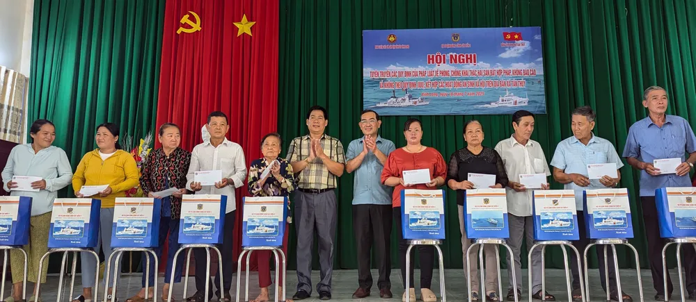 Tặng quà cho ngư dân, nhân dân và gia đình chính sách PXL_20250719_030814288.MP.jpg