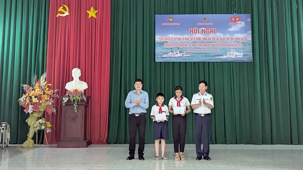Trao đỡ đầu cho 2 em học sinh cấp 1, cấp 2. PXL_20250719_031016405.MP.jpg