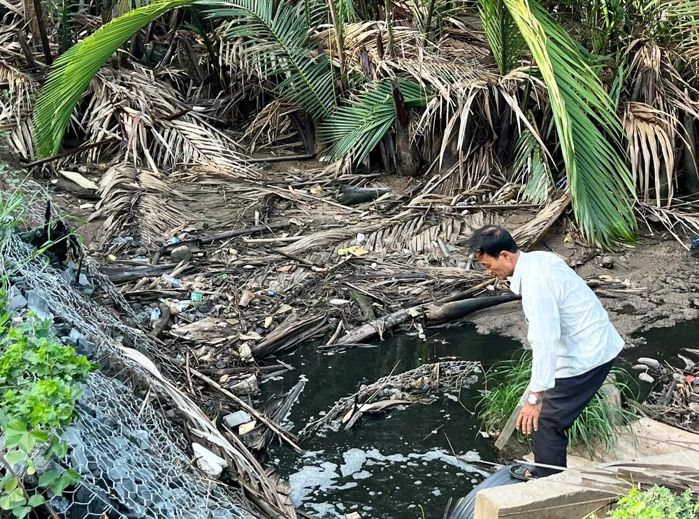 Nước rỉ rác đen ngòm tràn ra bên ngoài người dânbãi rác .jpg