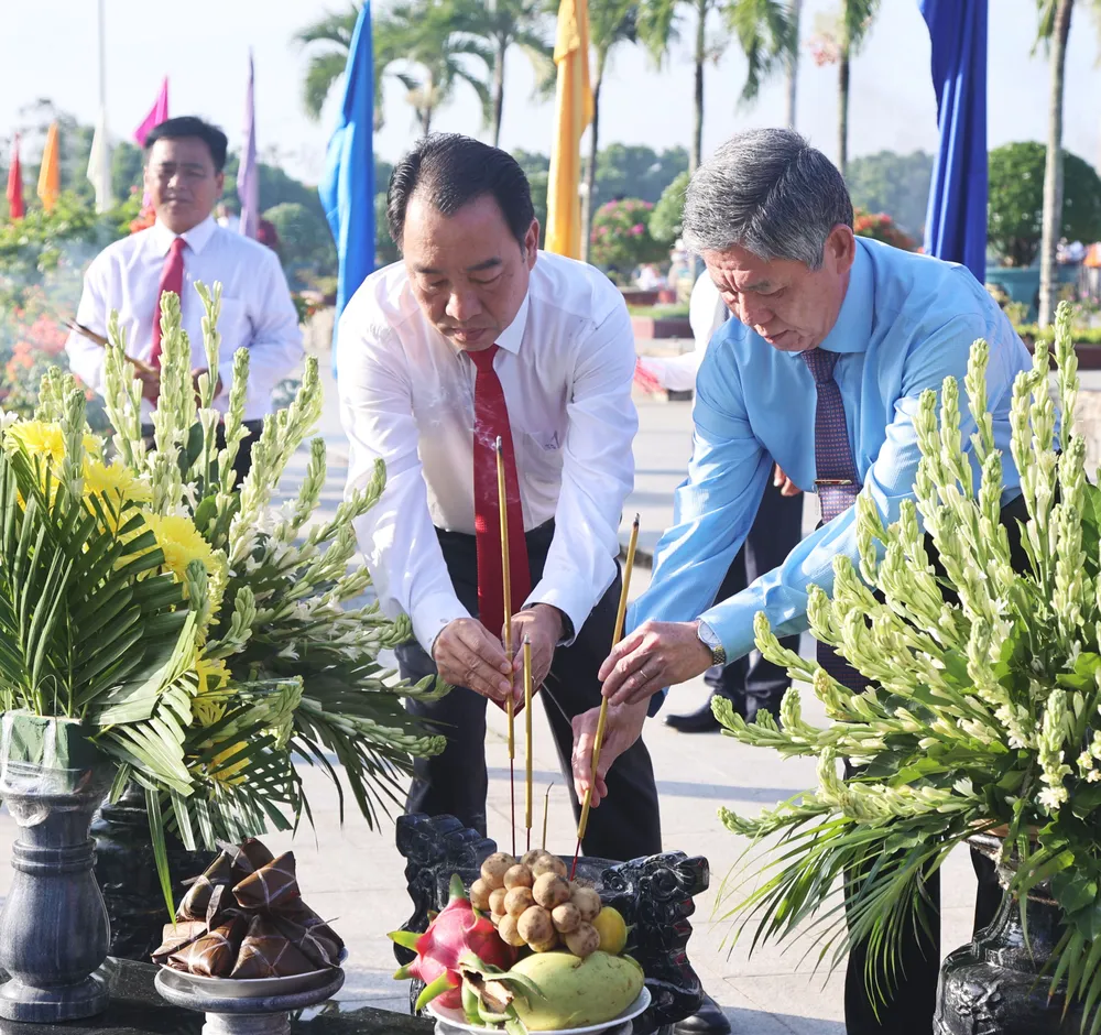 Bí thư Tỉnh ủy Vĩnh Long Ngô Chí Cường (bên phải), Chủ tịch UBND tỉnh Vĩnh Long Lữ Quang Ngời dâng hương tưởng nhớ công lao của các thế hệ đi trước. Ảnh: P.H NT. .JPG
