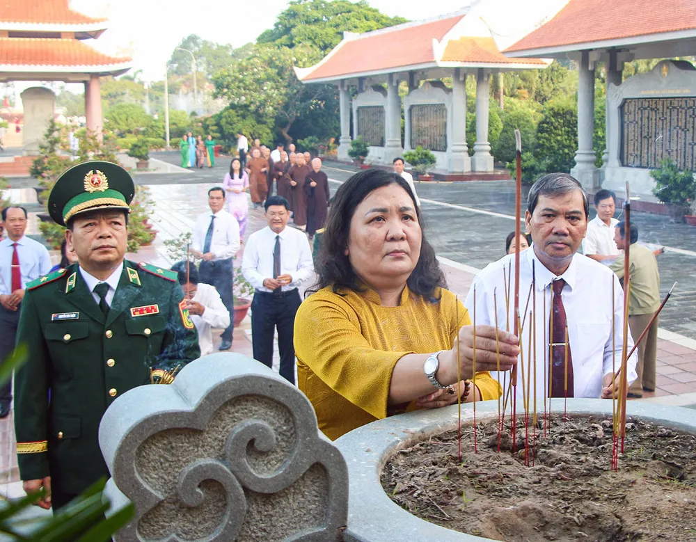 Phó Bí thư Thường trực Tỉnh uỷ Vĩnh Long Hồ Thị Hoàng Yến dâng hương. Ảnh: P.H NT3.jpg
