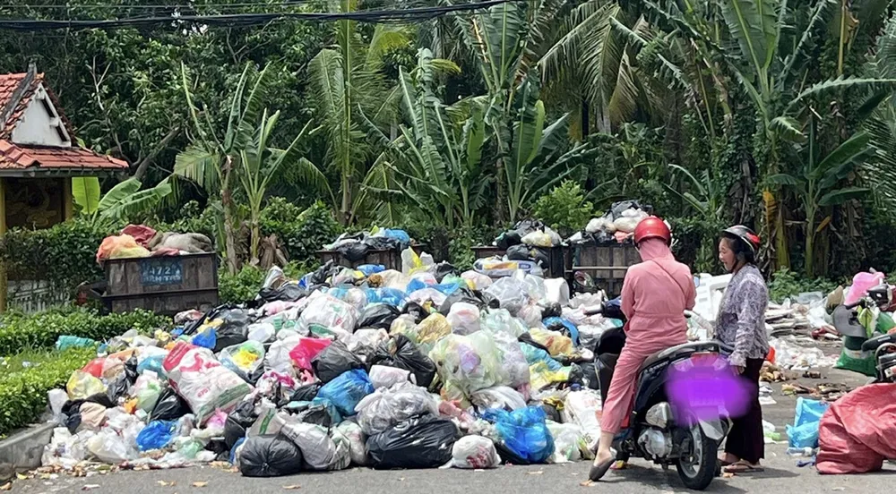Rác đổ đống tại phường An Hội, tỉnh Vĩnh Long người dan.jpg