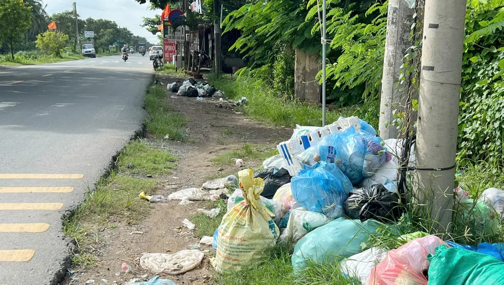 Rác chất đầy ven các tuyến đường liên xã rác 1.jpg