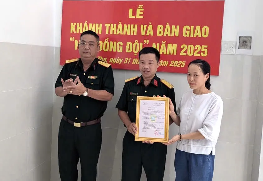 Đại tá Nguyễn Minh Thành, Phó Cục trưởng Cục 12 - Tổng cục 2 trao quyết định tặng nhà đồng đội cho Trung tá Vũ Quang Dương IMG_2178.jpeg