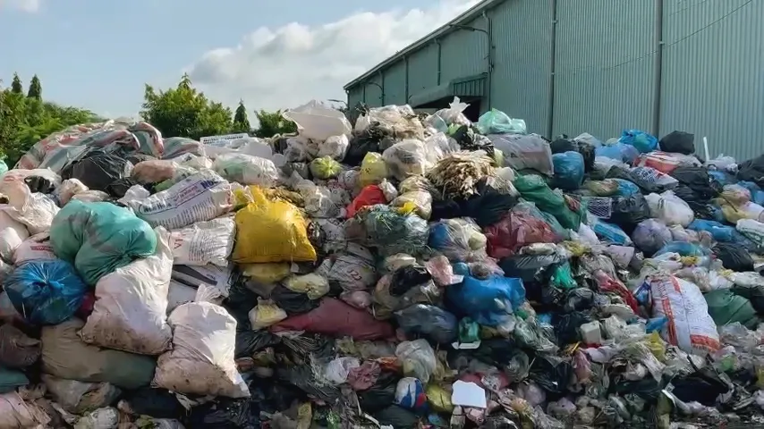 Garbage piles up, causing environmental pollution for households living near the transfer station. bãi rác mới.jpg