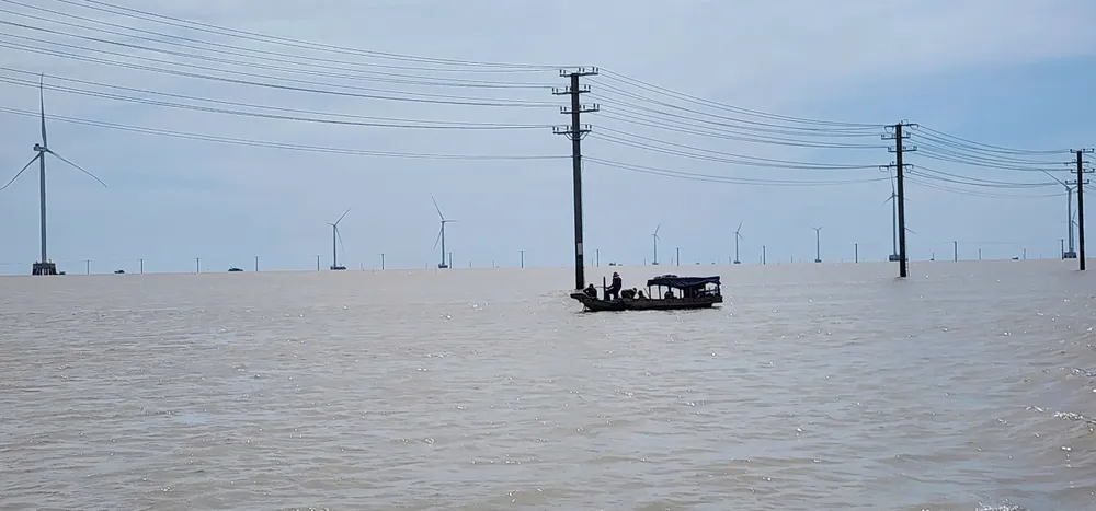 Tàu đang thu hồi các đoạn dây dứt 5dg.jpg