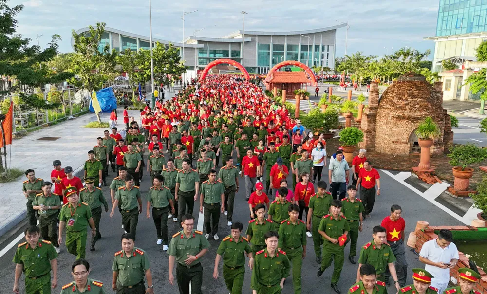 Đông đảo cán bộ, công chức, viên chức, lực lượng vũ trang, đoàn viên, học sinh, sinh viên... tham gia đi bộ đồng hành vn1.jpg