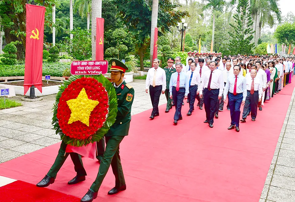 Đoàn lãnh đạo Tỉnh ủy - HĐND - UBND - Ủy ban MTTQ Việt Nam tỉnh Vĩnh Long viếng Đền thờ Chủ tịch Hồ Chí Minh tại phường Long Đức, tỉnh Vĩnh Long. Ảnh: BT HBT_1438.JPG