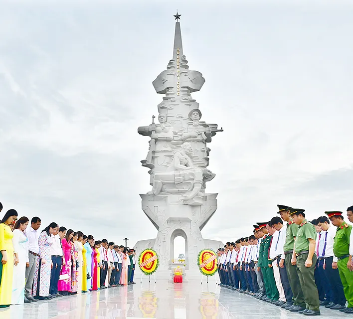 Toàn đoàn bày tỏ lòng tri ân sâu sắc đối với các thế hệ cha anh tại tại Nghĩa trang liệt sĩ tỉnh. Ảnh: BT HBT_1491.JPG