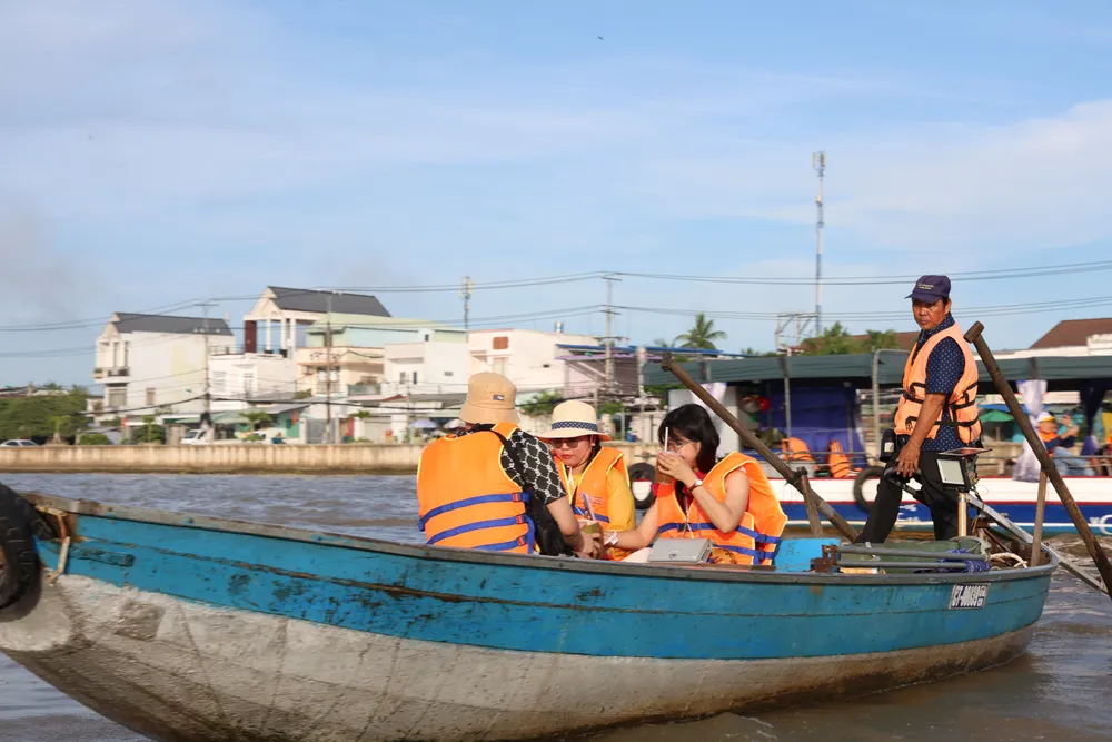 Du khách thích thú trải nghiệm tại chợ nổi Cái Răng. Ảnh: CAO PHONG HUGO6919.JPG