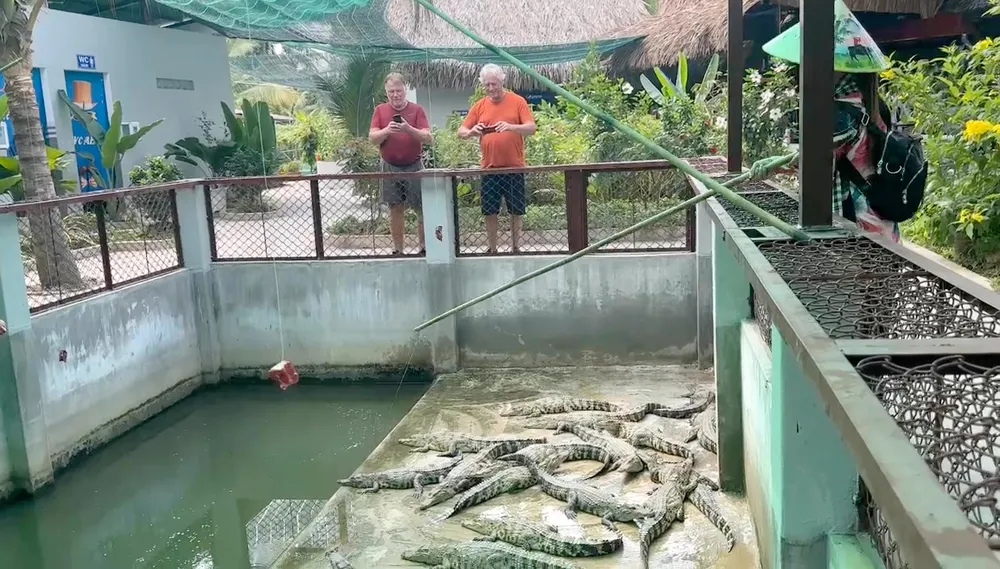 Du khách tham quan cồn Thới Sơn. Ảnh: NGỌC PHÚC NGOC PHUC.jpg