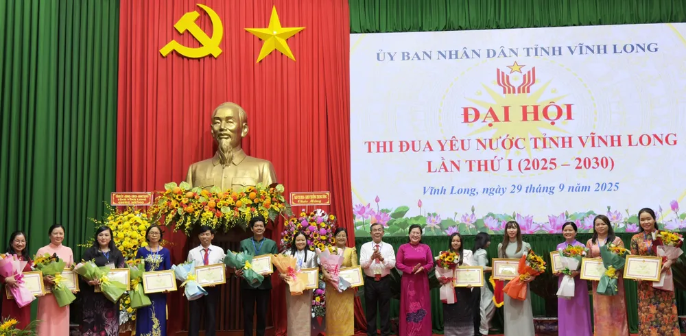 Các cá nhân có thành tích xuất sắc được tặng bằng khen THI DUA 2.jpg