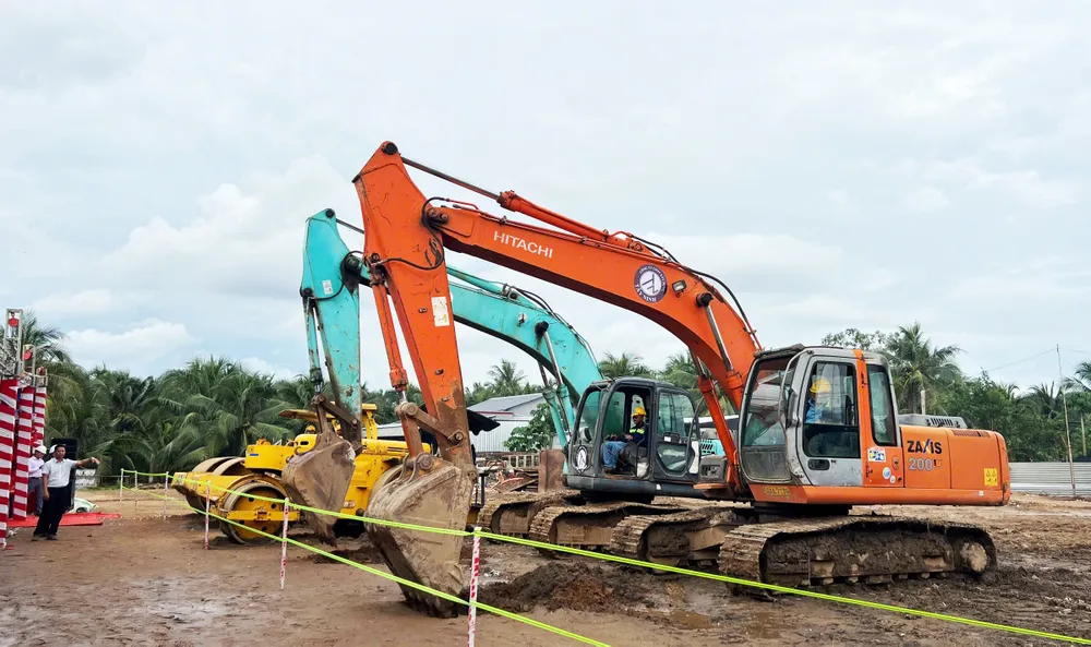 Các đơn vị thi công thực hiện nghi thức động thổ khởi động dự án kt1.jpg