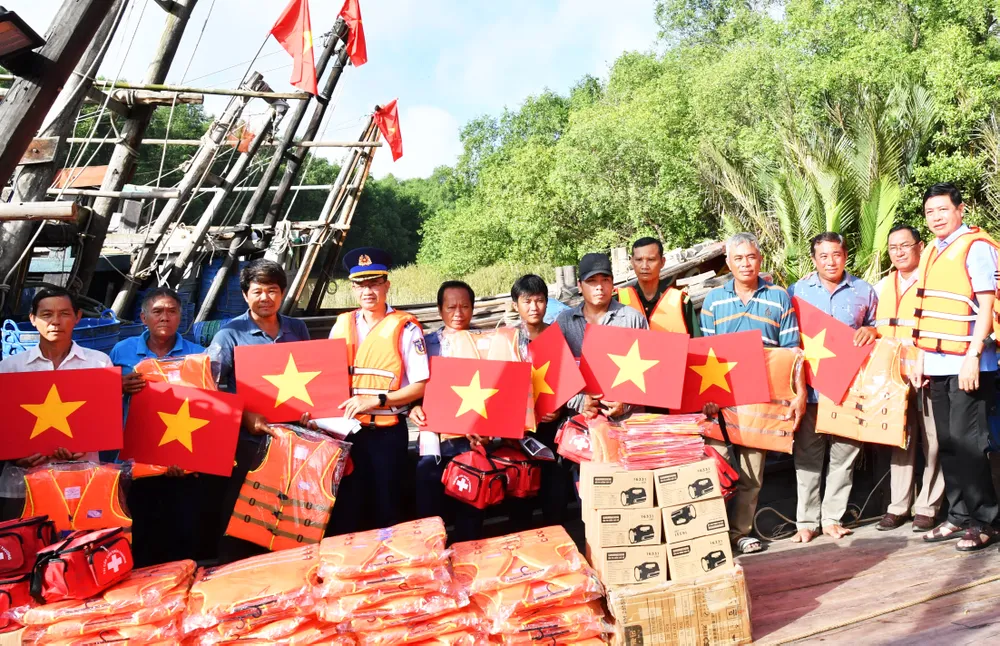 Bộ Tư lệnh Vùng Cảnh sát biển 3 đã trao tặng 500 lá cờ Tổ quốc, cùng nhiều nhu yếu phẩm cho bà con ngư dân Trao tặng cờ Tổ quốc, túi thuốc y tế, áo phao, đèn pin cho ngư dân.JPG