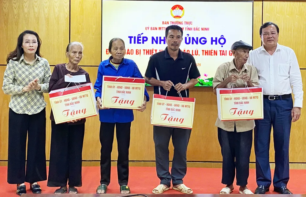 Ảnh: QH TIEP NHAN UNG HO.jpg