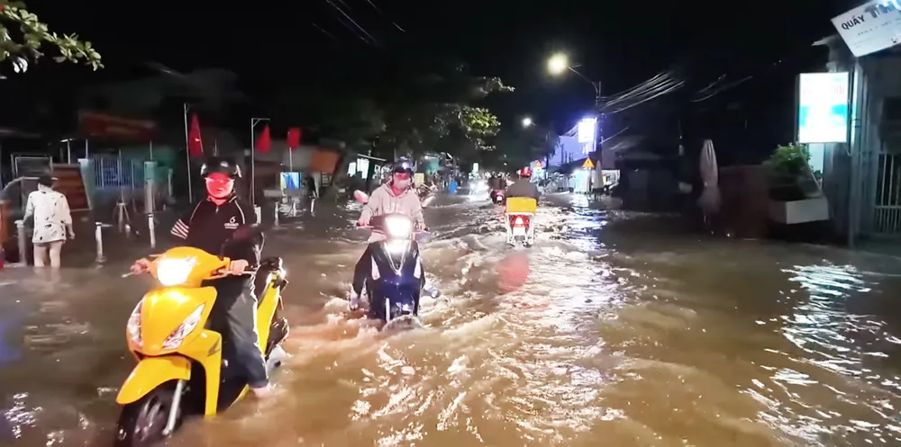 Ngập sâu một số tuyến nội ô trung tâm tỉnh Vĩnh Long tối 22-10 cho 1.jpg