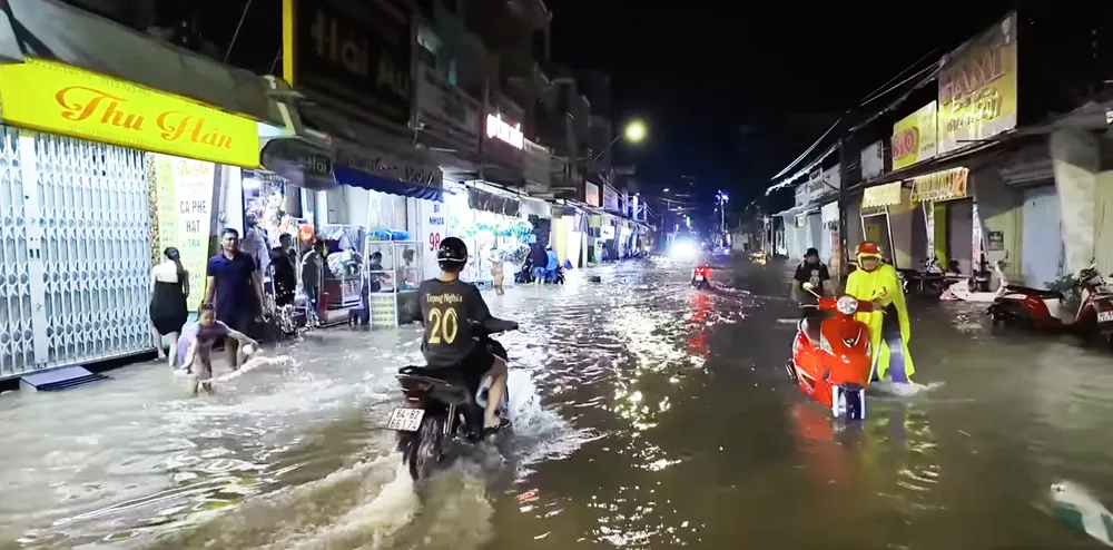 Một số phương tiện chết máy vào tối 22-10 Một số phương tiện chết máy vào tối 22-10