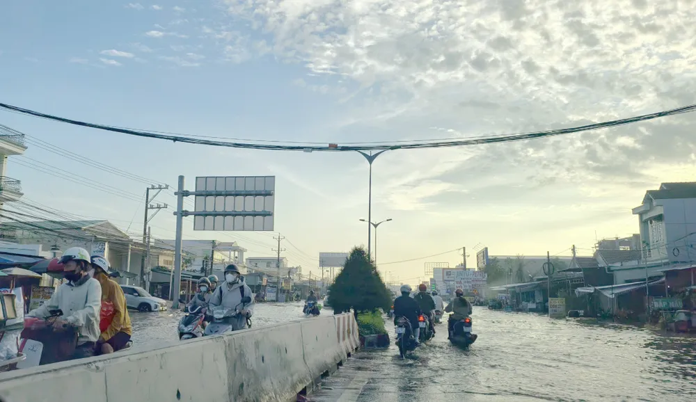 Triều cường dâng cao buổi sáng, khiến các phương tiện lưu thông qua Quốc 1A gặp nhiều khó khăn Triều cường dâng cao buổi sáng, khiến các phương tiện lưu thông qua Quốc 1A gặp nhiều khó khăn