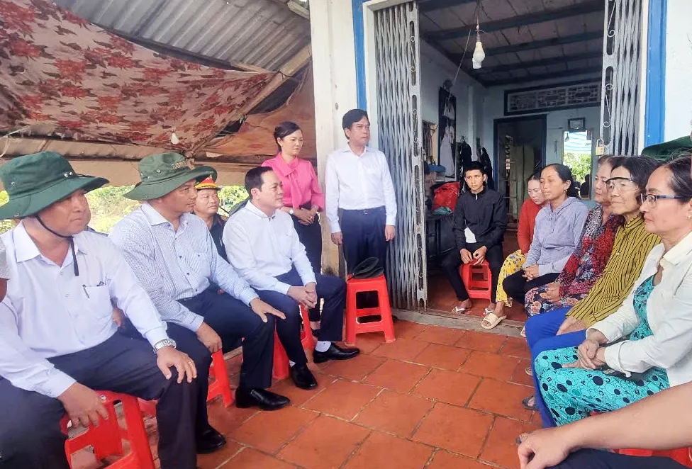 Bí thư Tỉnh uỷ Vĩnh Long Trần Văn Lâu thăm hỏi người dân. Ảnh: BD TRAO QUA.jpg