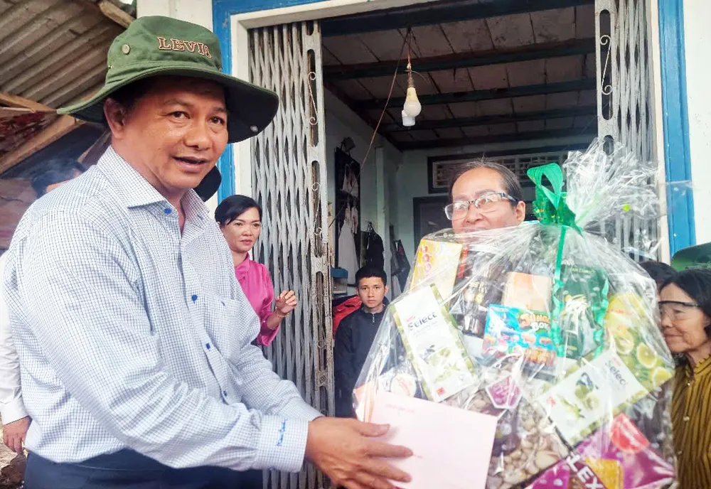 Bí thư Tỉnh ủy Vĩnh Long Trần Văn Lâu thăm hỏi, động viên bà con bị ảnh hưởng bởi vụ lở đê bao cồn Thanh Long. Ảnh: BD