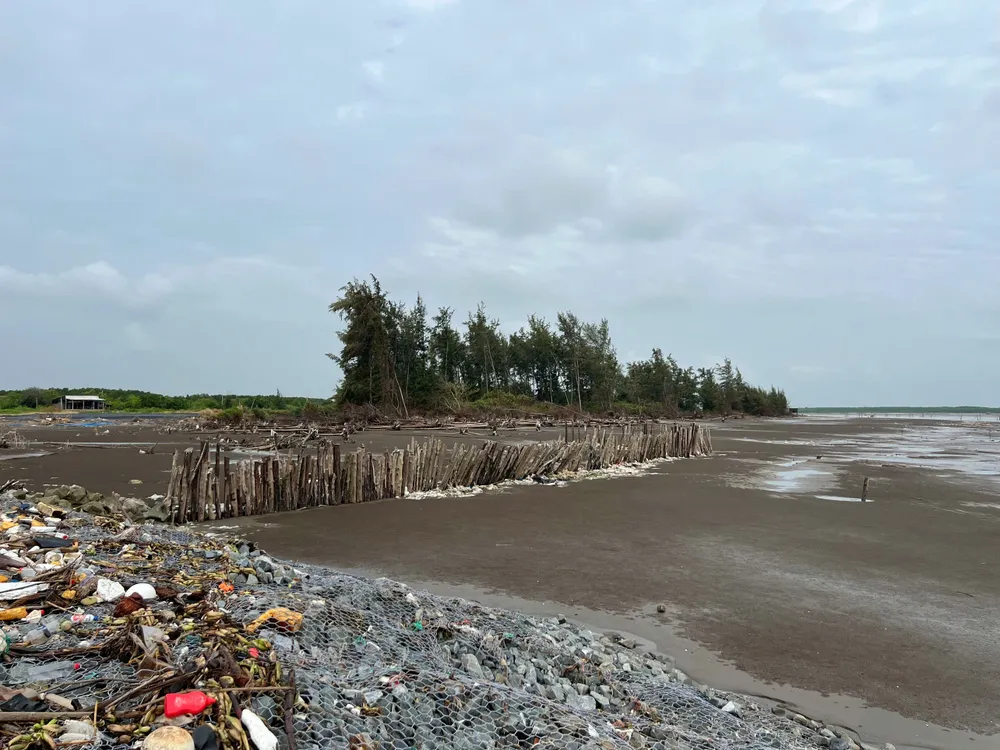 Sạt lở bờ biển tại Vĩnh Long đang diễn biến phức tạp