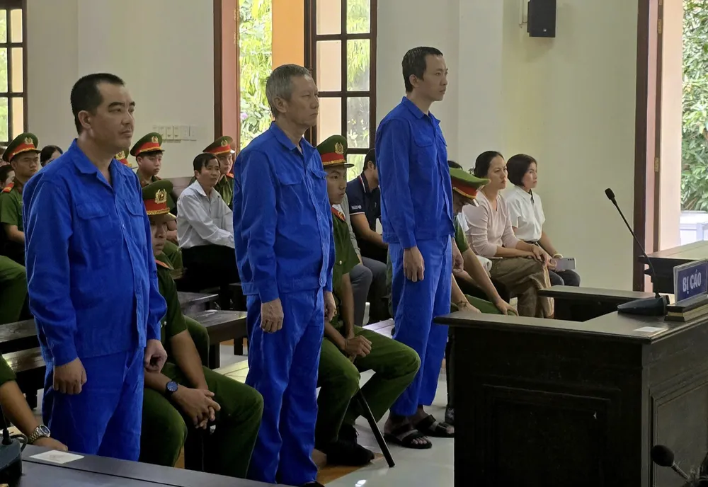 Bị cáo Nguyễn Thiện Chí ở giữa. Ảnh: HT