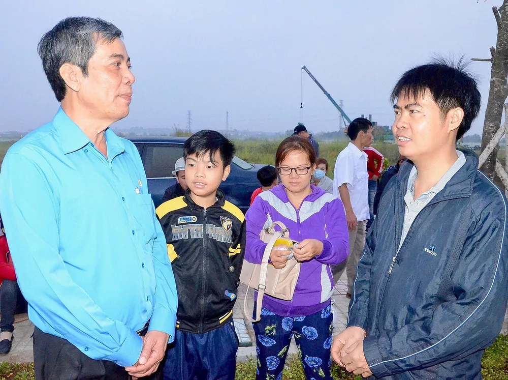 Hơn 1.700 công nhân về quê đón tết bằng tấm vé xe nghĩa tình ảnh 1