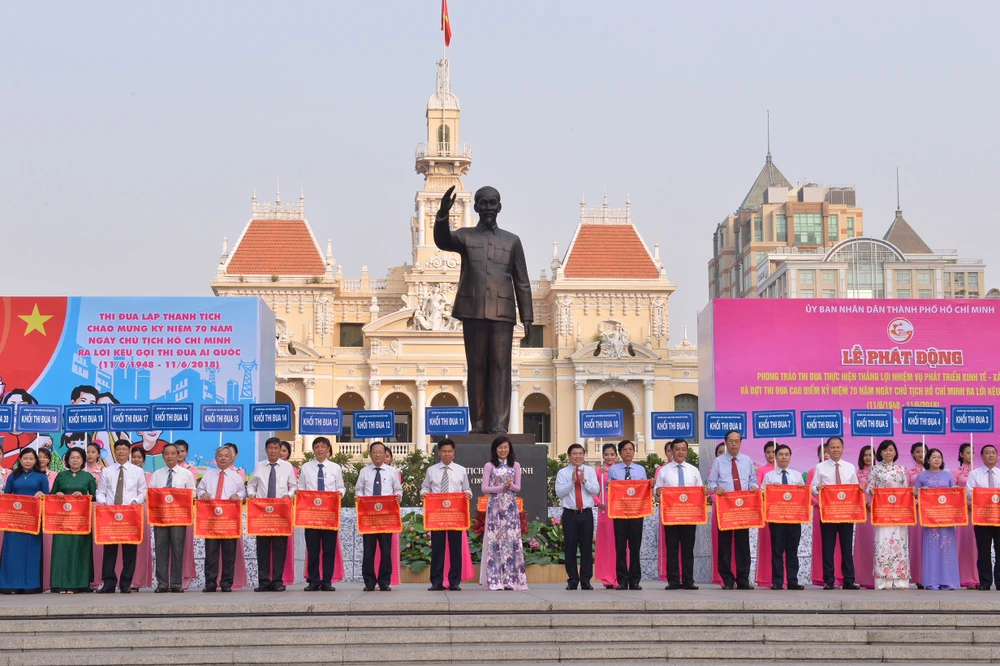  Chủ tịch UBND TPHCM Nguyễn Thành Phong và Phó Chủ tịch UBND TPHCM Nguyễn Thị Thu trao cờ thi đua cho các Cụm trưởng, Khối trưởng thi đua TP. Ảnh: VIỆT DŨNG