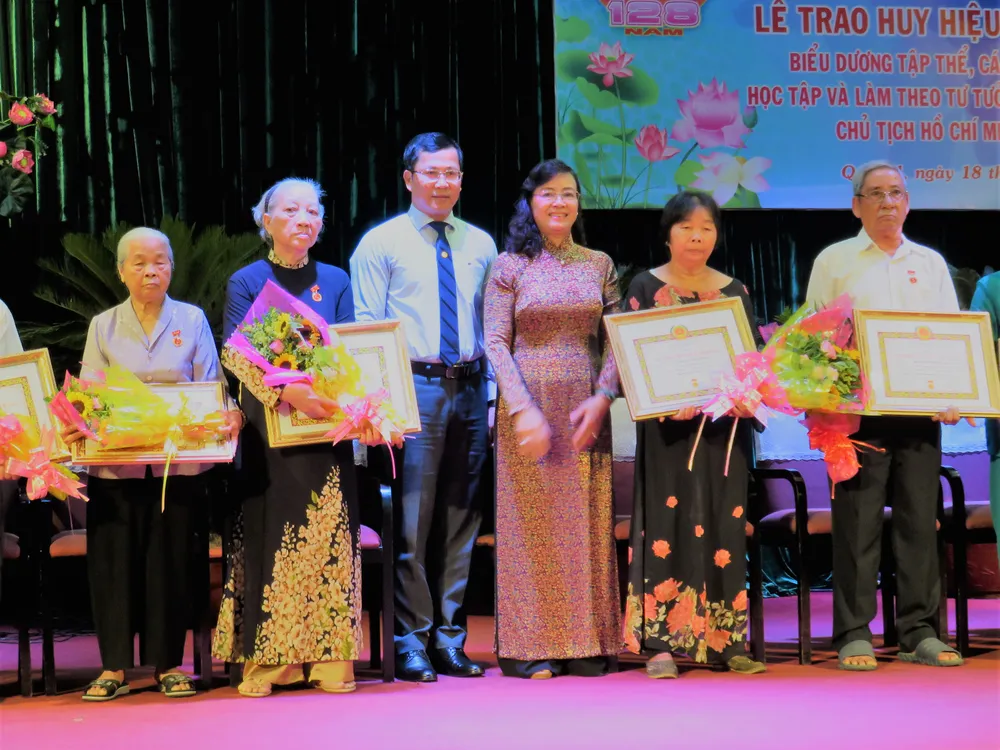 Trao Huy hiệu 65, 70 năm tuổi Đảng dịp 19-5 ảnh 1