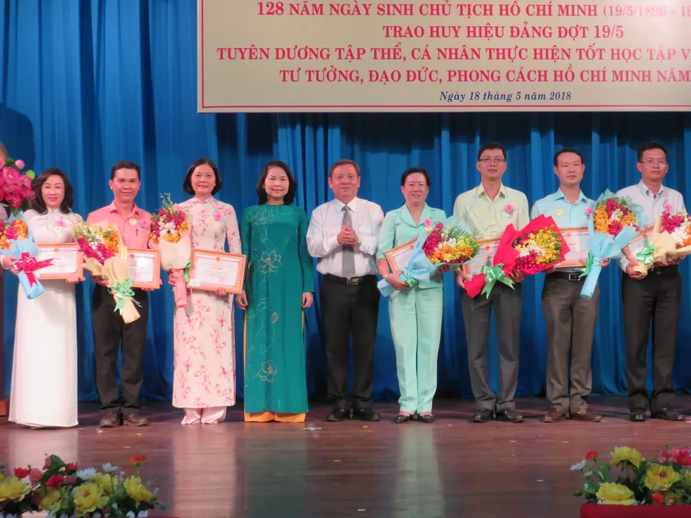 Trao Huy hiệu 65, 70 năm tuổi Đảng dịp 19-5 ảnh 3