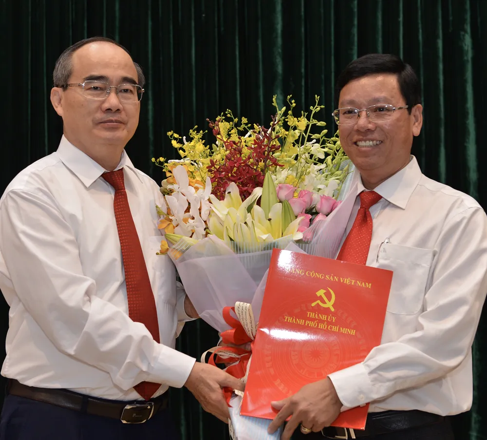 Bí thư Thành ủy TPHCM Nguyễn Thiện Nhân trao quyết định cho đồng chí Vũ Ngọc Tuất. Ảnh: VIỆT DŨNG