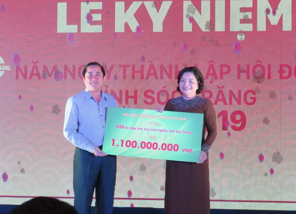 Bà Nguyễn Thị Như Thuỷ, Chủ tịch Hội Đồng hương Sóc Trăng tại TPHCM trao bảng tặng xe đạp cho học sinh nghèo