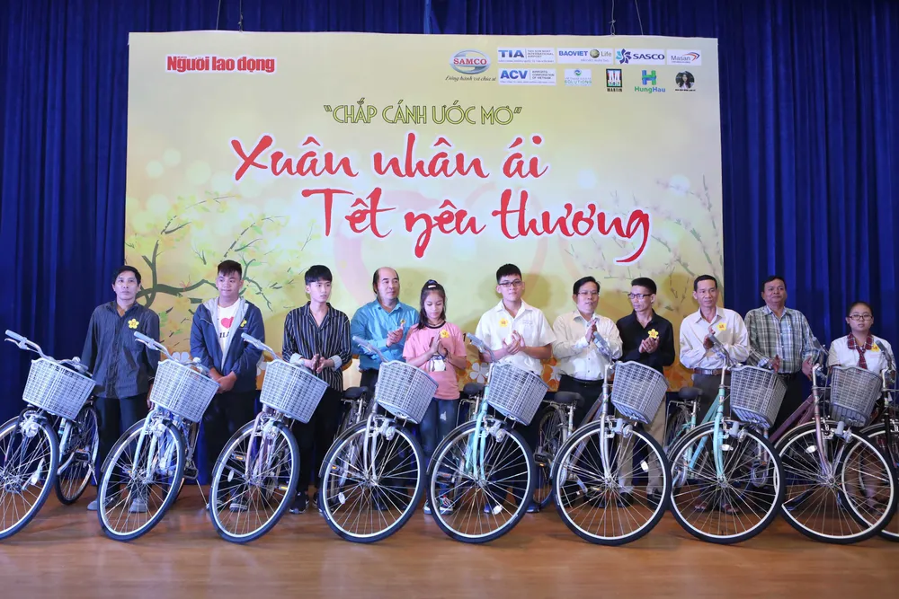 Trao quà tết công nhân bị tai nạn lao động ảnh 1 Trao quà tết công nhân bị tai nạn lao động ảnh 1
