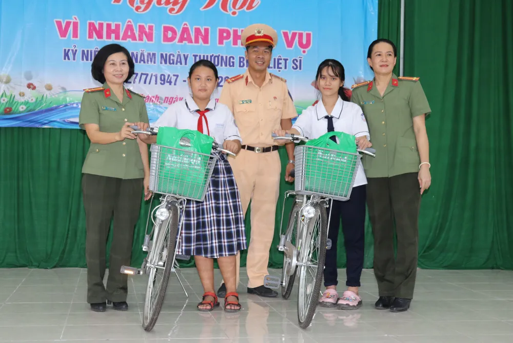 Ngày hội “Vì nhân dân phục vụ” tại huyện Cần Giờ ảnh 2 Ngày hội “Vì nhân dân phục vụ” tại huyện Cần Giờ ảnh 2