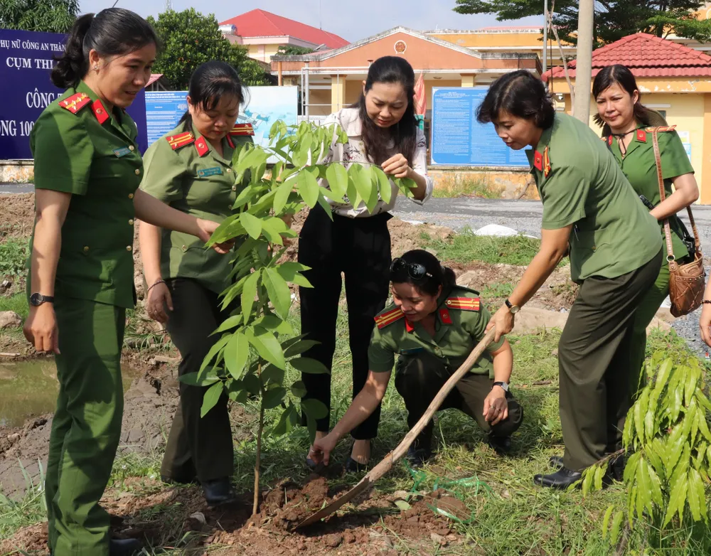 Ngày hội “Vì nhân dân phục vụ” tại huyện Cần Giờ ảnh 3 Ngày hội “Vì nhân dân phục vụ” tại huyện Cần Giờ ảnh 3