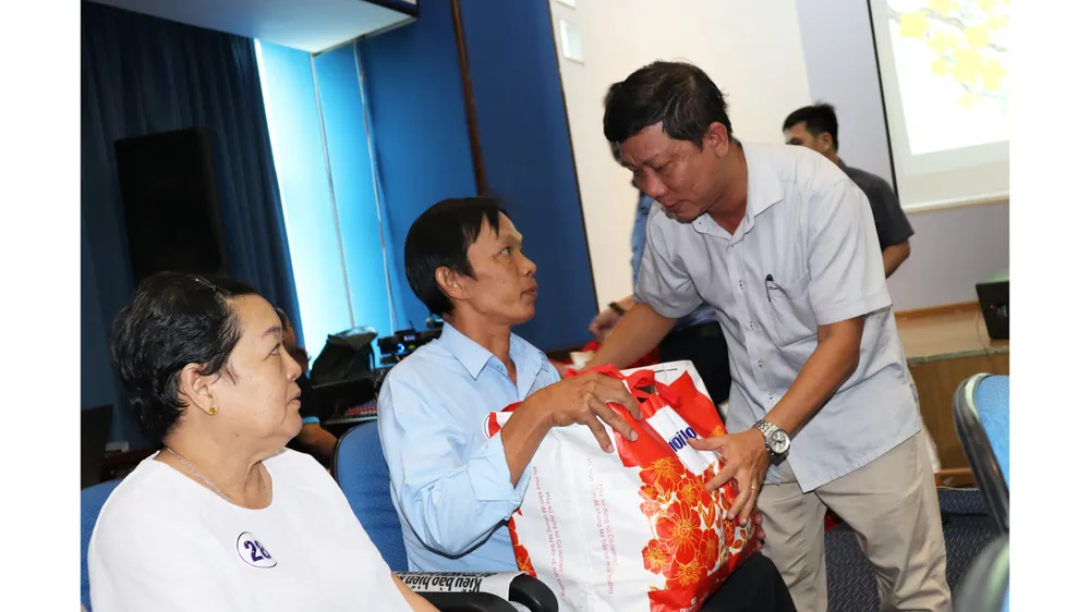 Phó Chủ tịch thường trực Liên đoàn lao động TPHCM trao quà tết công nhân bị tai nạn lao động
