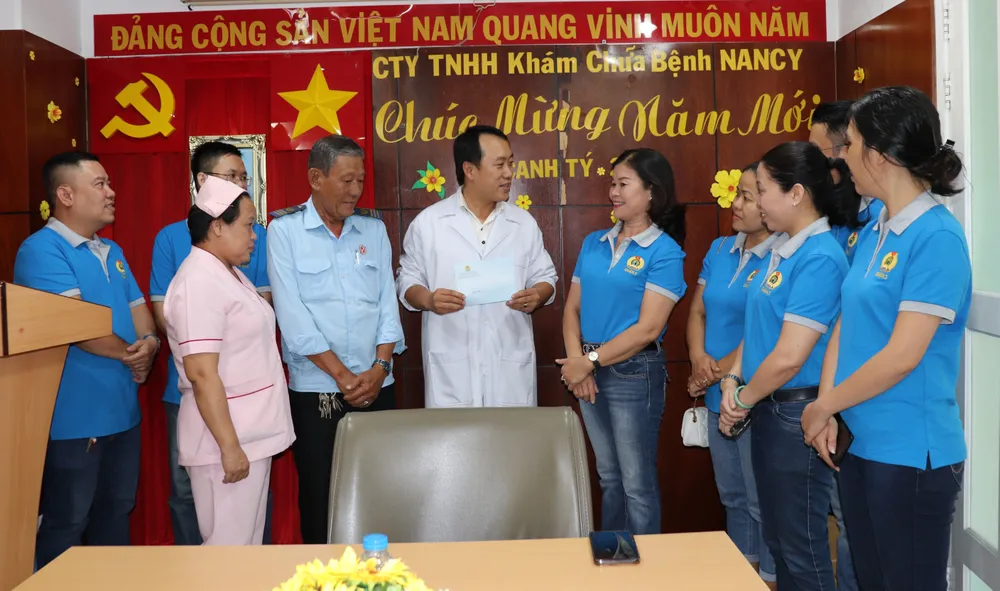 Thăm công nhân vệ sinh, y, bác sĩ trực đêm giao thừa ảnh 1 Thăm công nhân vệ sinh, y, bác sĩ trực đêm giao thừa ảnh 1