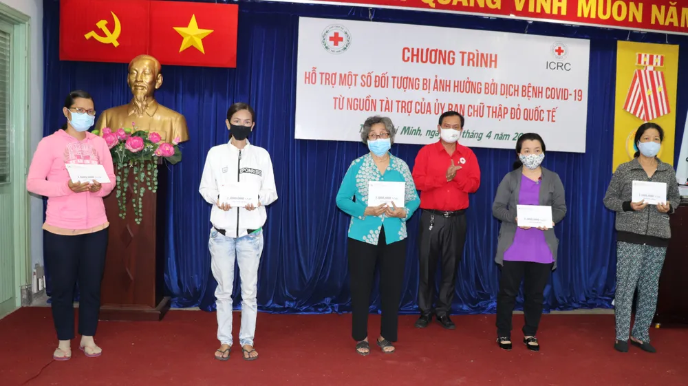Trao hỗ trợ bệnh nhân nặng và người ở tuyến đầu chống dịch Covid-19 ảnh 1 Trao hỗ trợ bệnh nhân nặng và người ở tuyến đầu chống dịch Covid-19 ảnh 1