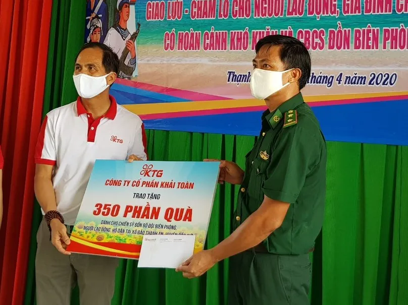 CEP tặng quà 500 công nhân bị mất việc làm ảnh 2 CEP tặng quà 500 công nhân bị mất việc làm ảnh 2