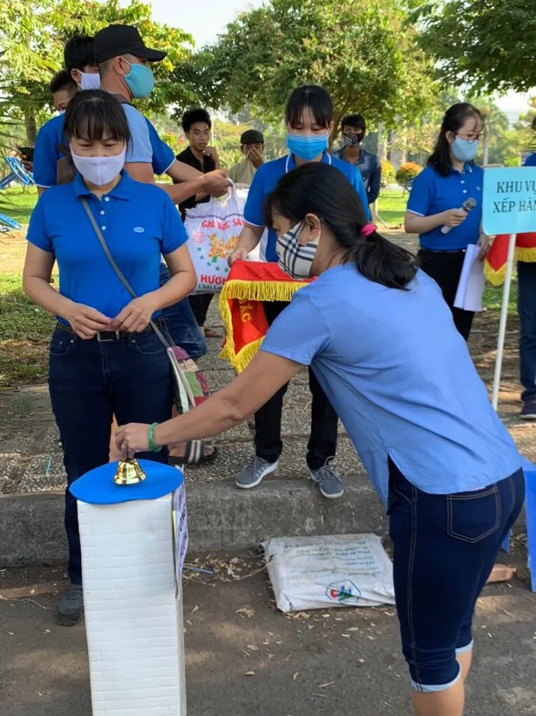 CEP tặng quà 500 công nhân bị mất việc làm ảnh 1 CEP tặng quà 500 công nhân bị mất việc làm ảnh 1