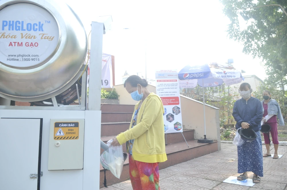 Trao Thư khen của Phó Chủ tịch nước đến người sáng tạo máy “ATM gạo” ảnh 2 Trao Thư khen của Phó Chủ tịch nước đến người sáng tạo máy “ATM gạo” ảnh 2