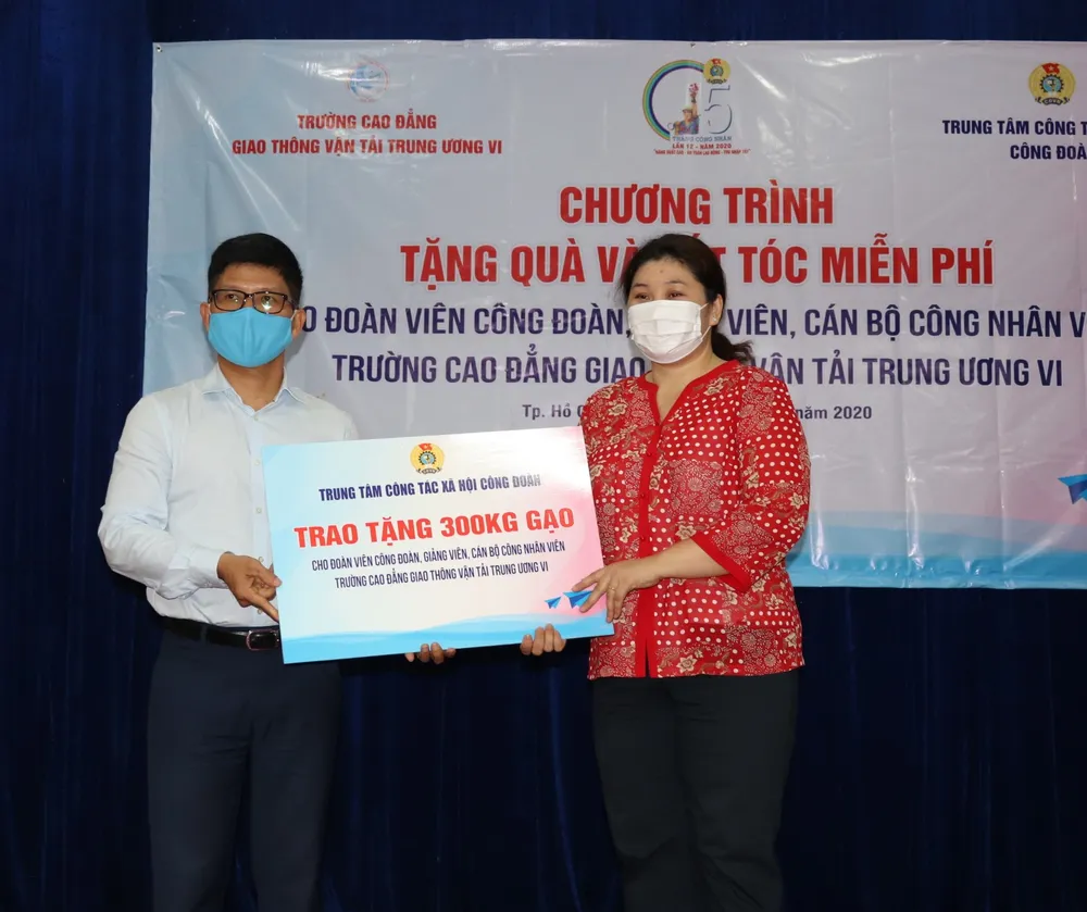 Trao sổ tiết kiệm, cắt tóc miễn phí cho người lao động ảnh 1