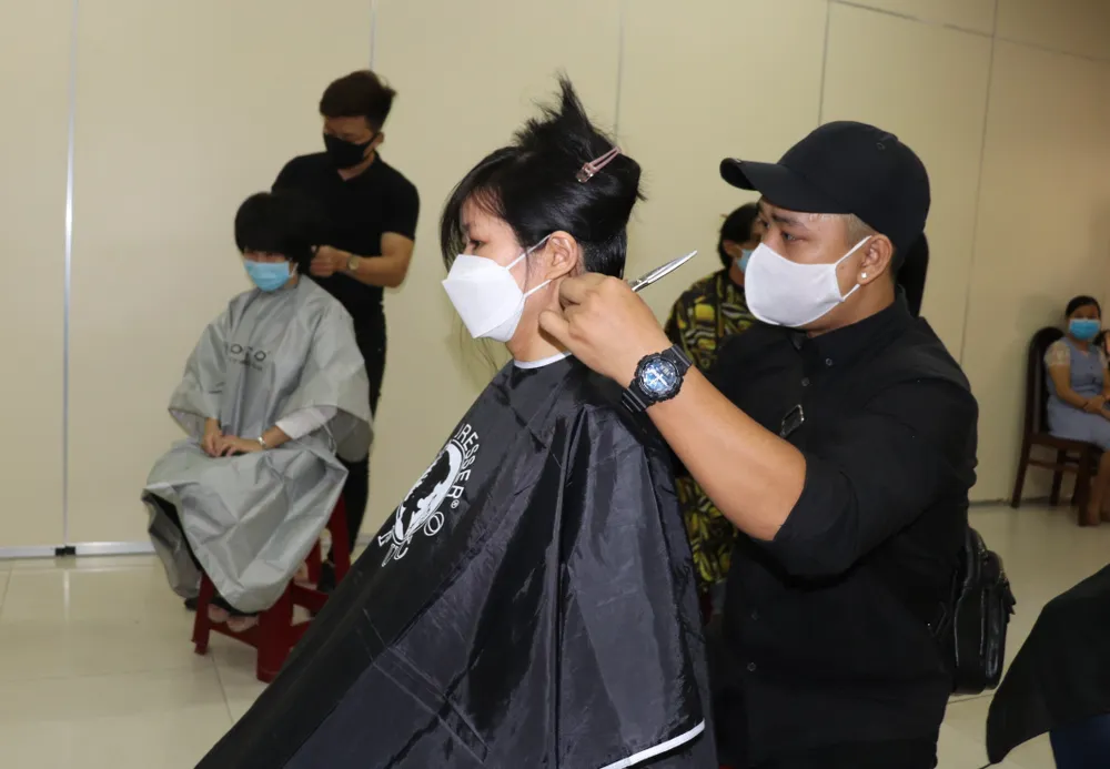 Trao sổ tiết kiệm, cắt tóc miễn phí cho người lao động ảnh 2