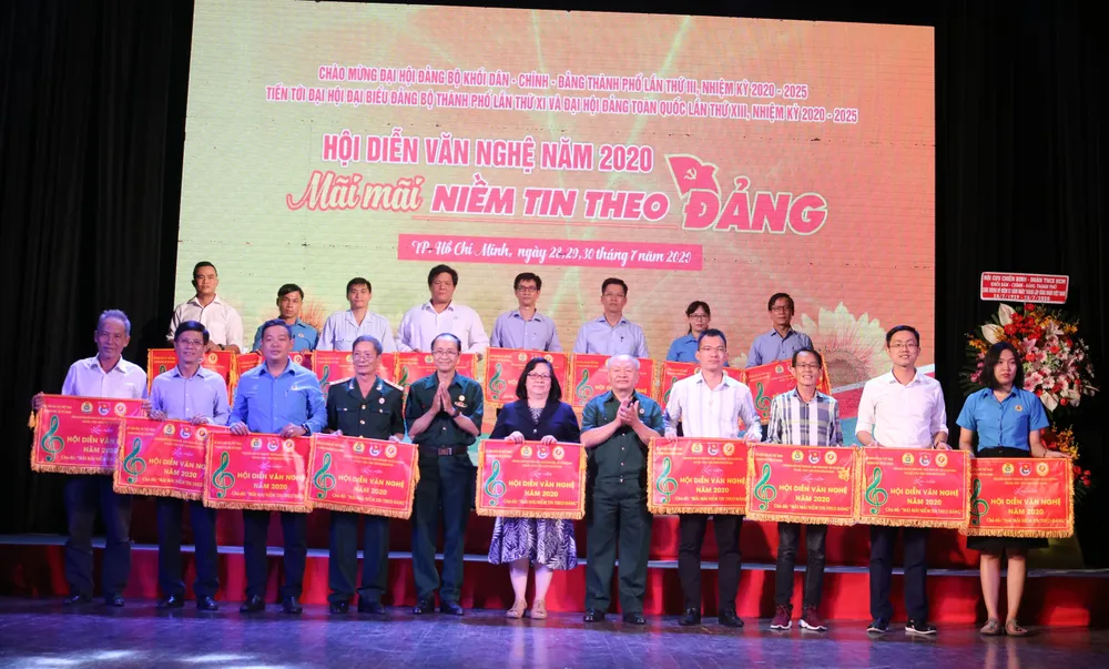 Trao Kỷ niệm chương “Vì sự nghiệp xây dựng tổ chức công đoàn” ảnh 2 Trao Kỷ niệm chương “Vì sự nghiệp xây dựng tổ chức công đoàn” ảnh 2