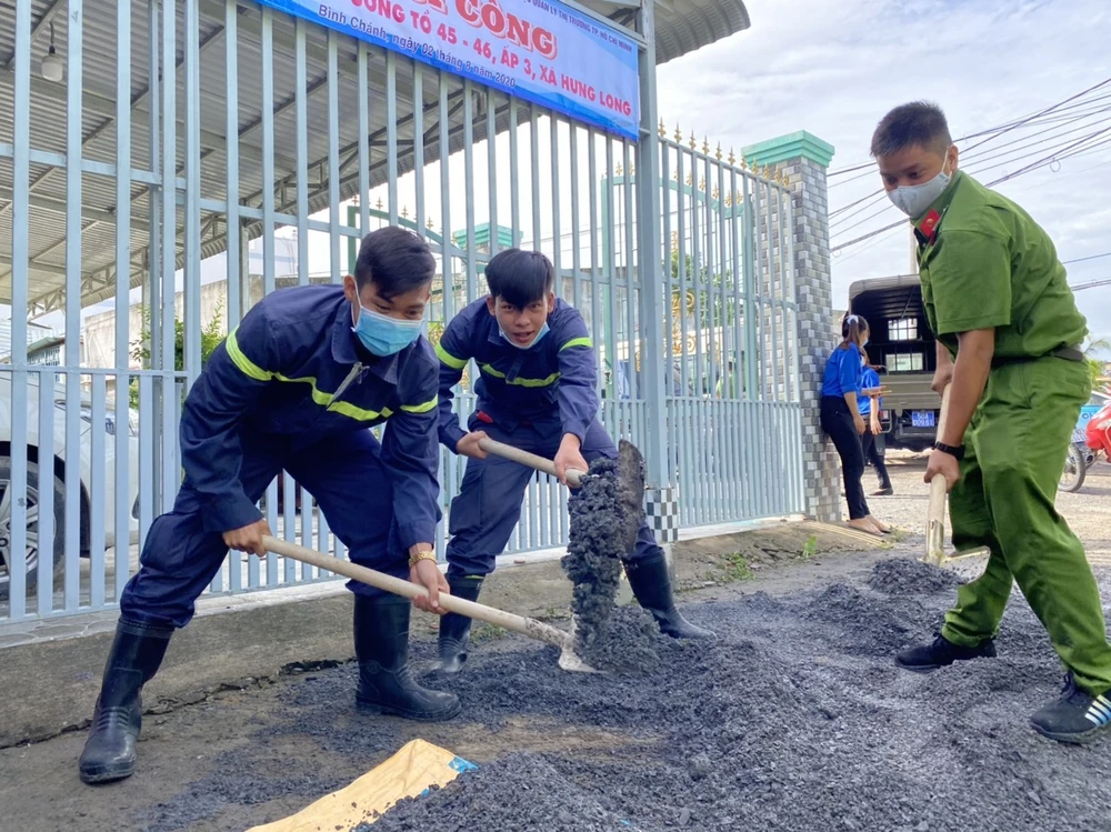 Tuổi trẻ Công an TPHCM thực hiện bê tông hóa tuyến hẻm tại huyện Bình Chánh