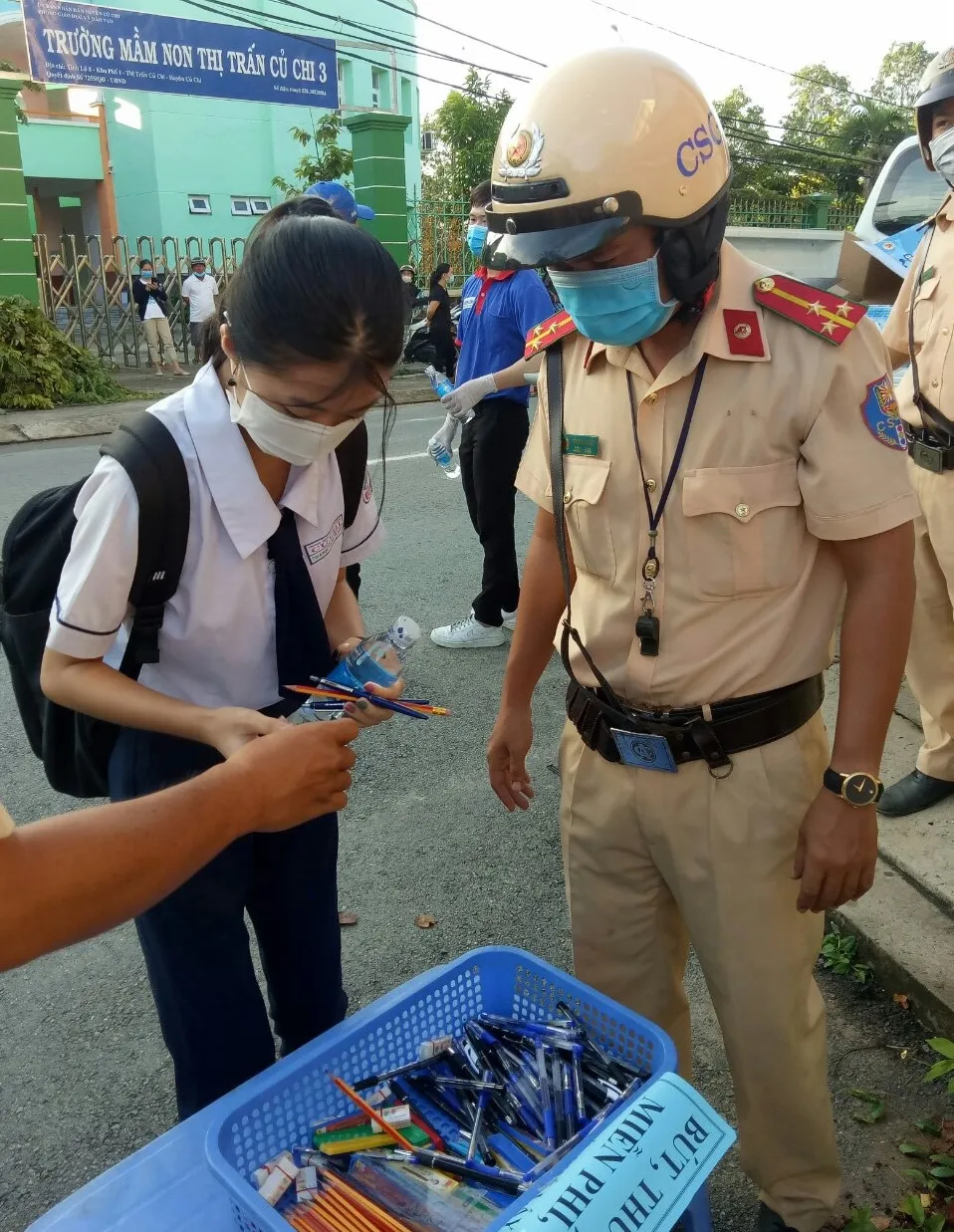 Tuổi trẻ TPHCM ra quân đảm bảo giao thông kỳ thi THPT ảnh 4 Tuổi trẻ TPHCM ra quân đảm bảo giao thông kỳ thi THPT ảnh 4