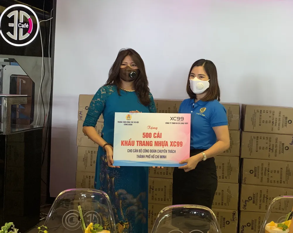 Hỗ trợ khẩu trang, miếng ngăn giọt bắn cho nhân viên y tế Đà Nẵng ảnh 1