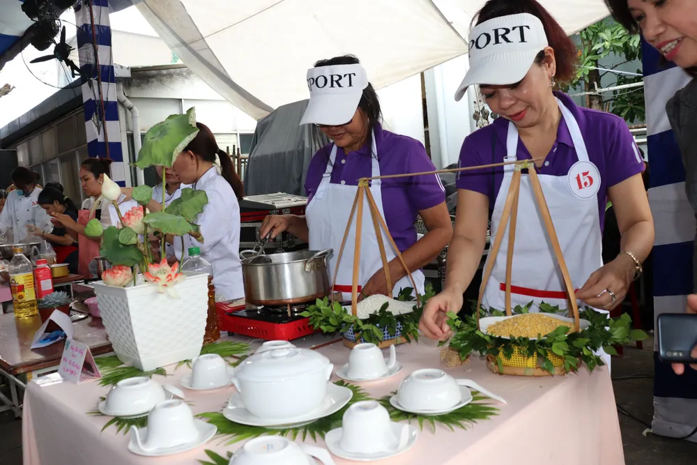 Người lao động mua hàng giảm giá đến 50% ảnh 1