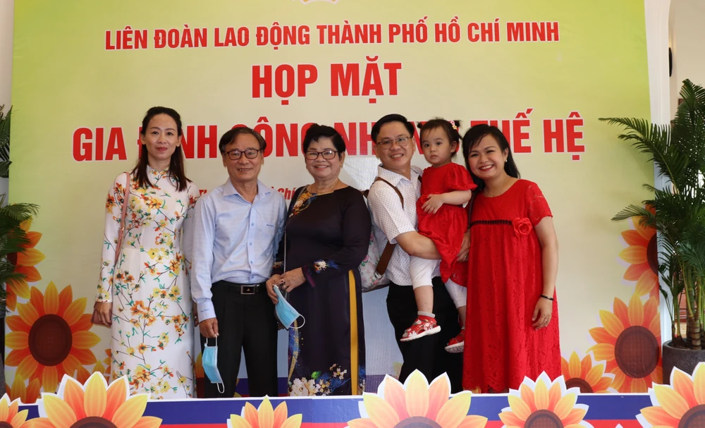 Tuyên dương 21 gia đình công nhân ba thế hệ tiêu biểu ảnh 2 Tuyên dương 21 gia đình công nhân ba thế hệ tiêu biểu ảnh 2