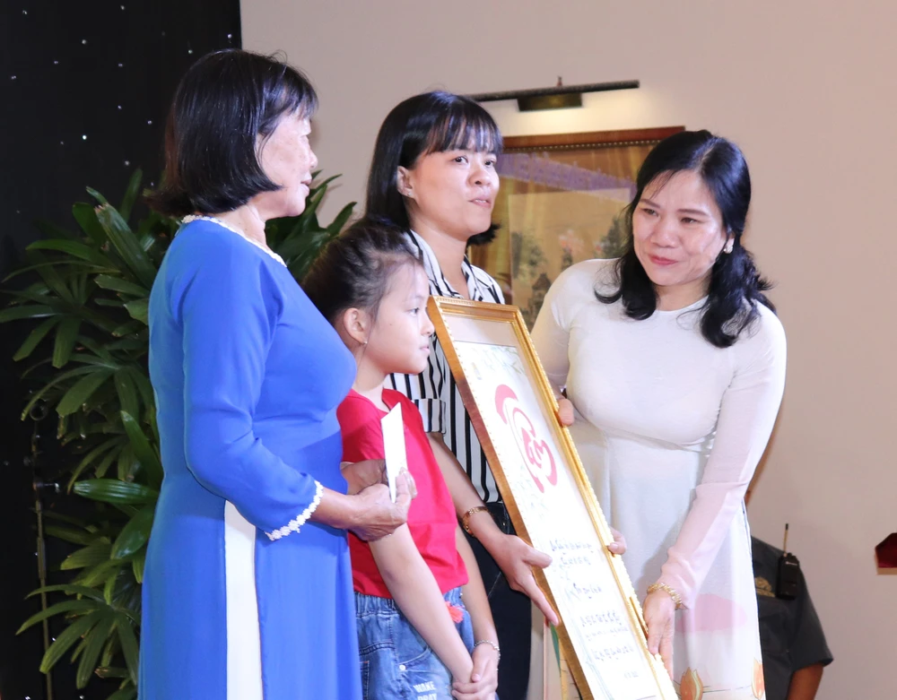 Tuyên dương 21 gia đình công nhân ba thế hệ tiêu biểu ảnh 1 Tuyên dương 21 gia đình công nhân ba thế hệ tiêu biểu ảnh 1